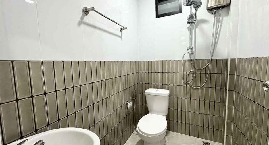 Haus zur Miete mit 5 Zimmer in Huai Khwang, Bangkok