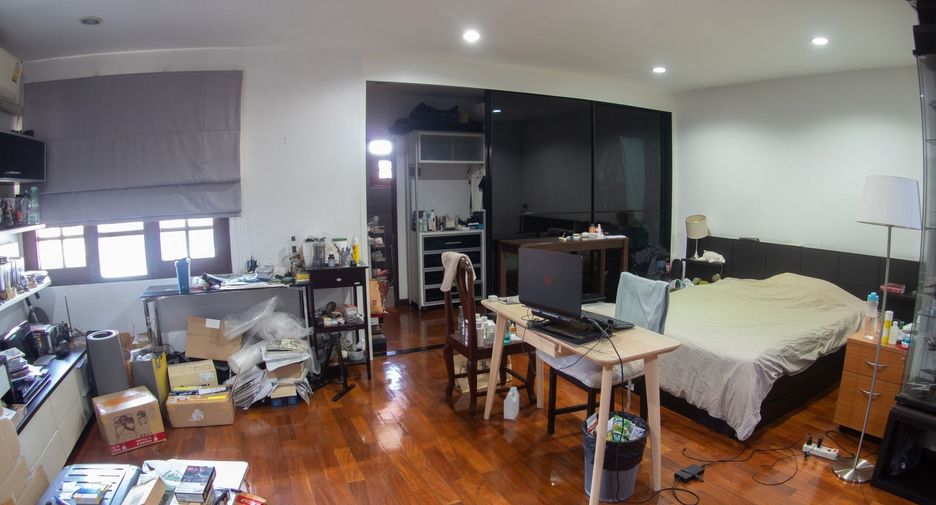 For sale 5 bedrooms house in Khan Na Yao, Bangkok
