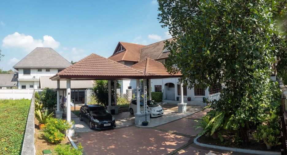 For sale 5 bedrooms house in Khan Na Yao, Bangkok