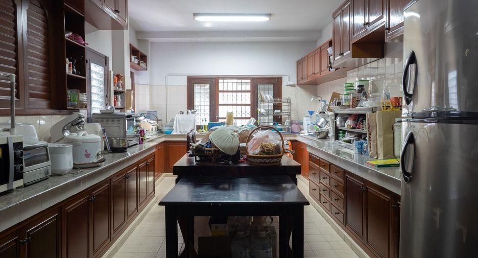 For sale 5 bedrooms house in Khan Na Yao, Bangkok