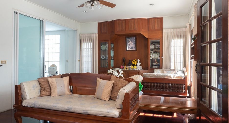 For sale 5 bedrooms house in Khan Na Yao, Bangkok