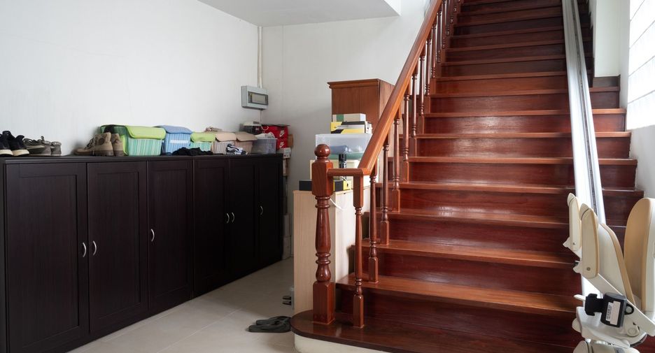 For sale 5 bedrooms house in Khan Na Yao, Bangkok