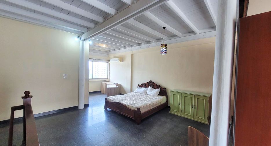 Casa adosada en alquiler de 3 habitaciones en Phra Khanong, Bangkok