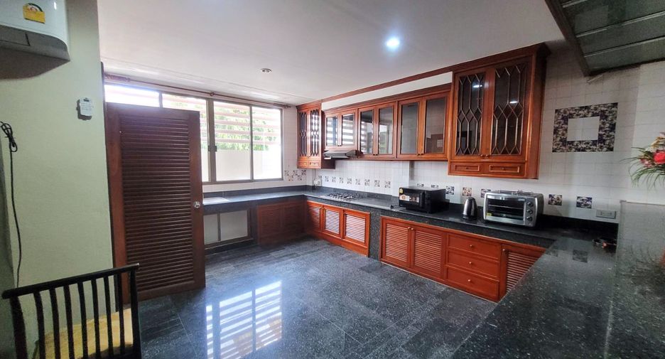 Casa adosada en alquiler de 3 habitaciones en Phra Khanong, Bangkok