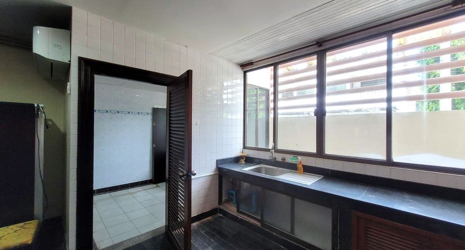 Casa adosada en alquiler de 3 habitaciones en Phra Khanong, Bangkok