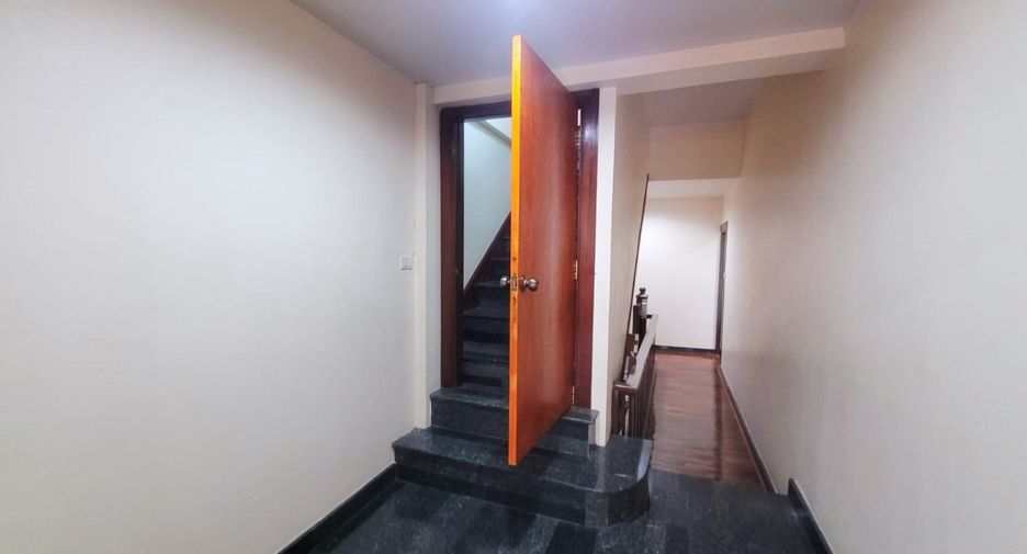 Casa adosada en alquiler de 3 habitaciones en Phra Khanong, Bangkok