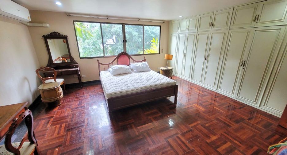 Casa adosada en alquiler de 3 habitaciones en Phra Khanong, Bangkok