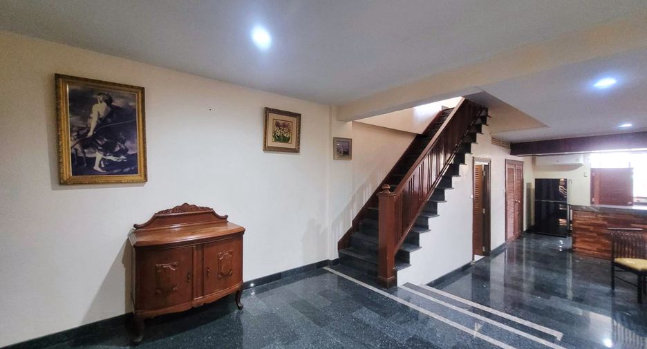 Casa adosada en alquiler de 3 habitaciones en Phra Khanong, Bangkok