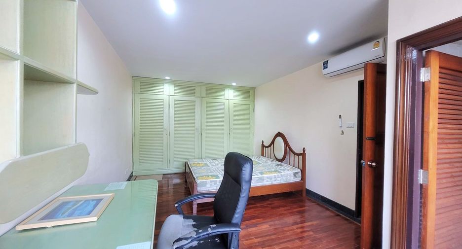 Casa adosada en alquiler de 3 habitaciones en Phra Khanong, Bangkok