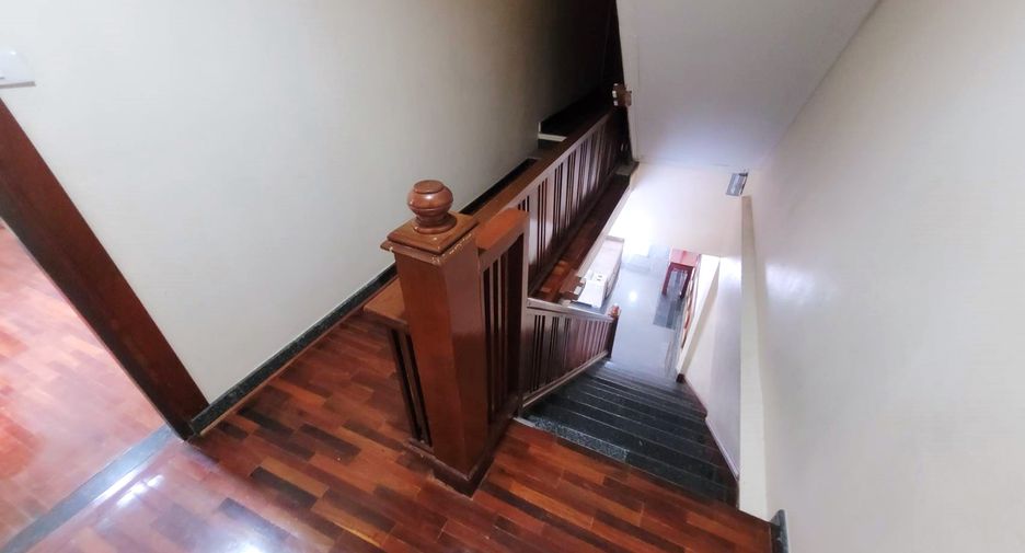 Casa adosada en alquiler de 3 habitaciones en Phra Khanong, Bangkok