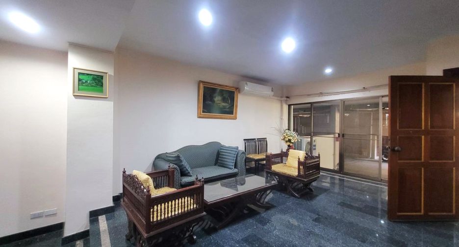 Casa adosada en alquiler de 3 habitaciones en Phra Khanong, Bangkok