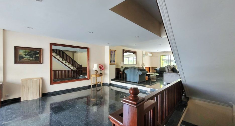 Casa adosada en alquiler de 3 habitaciones en Phra Khanong, Bangkok