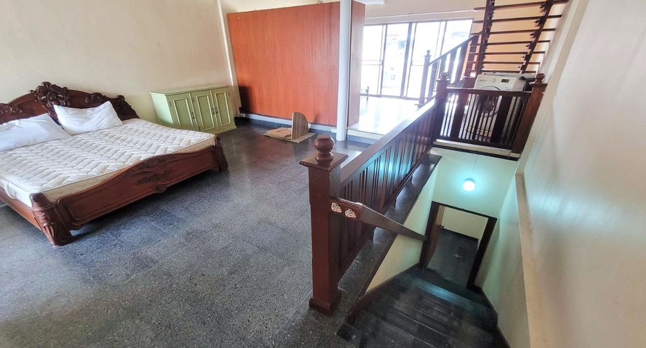 Casa adosada en alquiler de 3 habitaciones en Phra Khanong, Bangkok