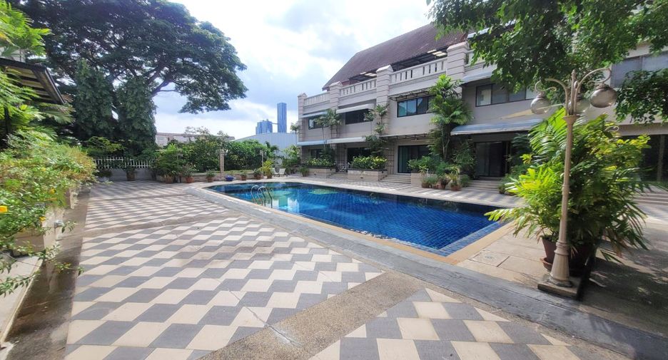 Casa adosada en alquiler de 3 habitaciones en Phra Khanong, Bangkok