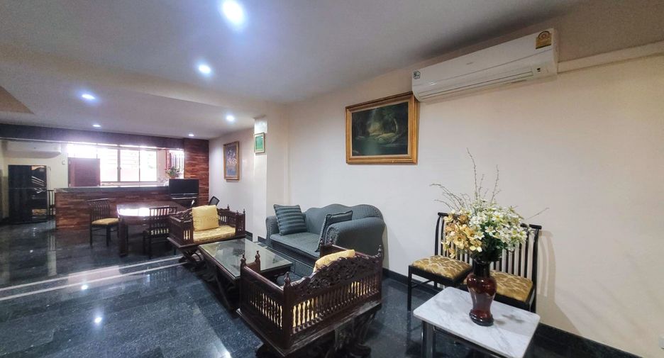 Casa adosada en alquiler de 3 habitaciones en Phra Khanong, Bangkok