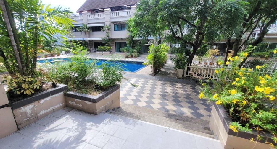 Casa adosada en alquiler de 3 habitaciones en Phra Khanong, Bangkok