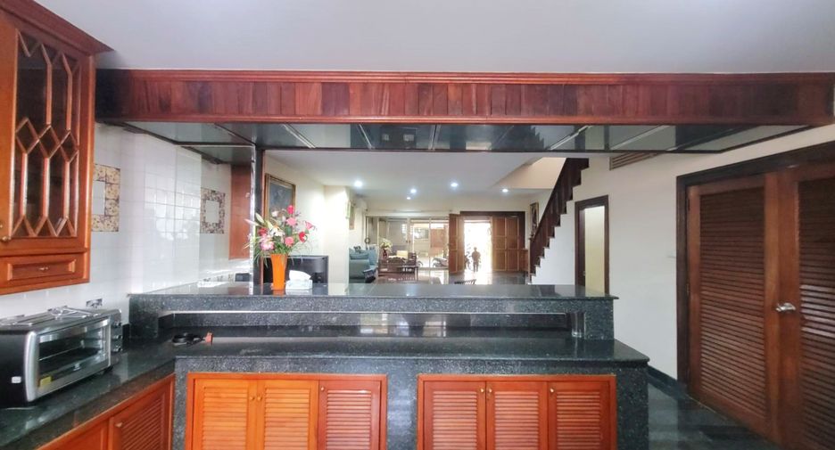 Casa adosada en alquiler de 3 habitaciones en Phra Khanong, Bangkok