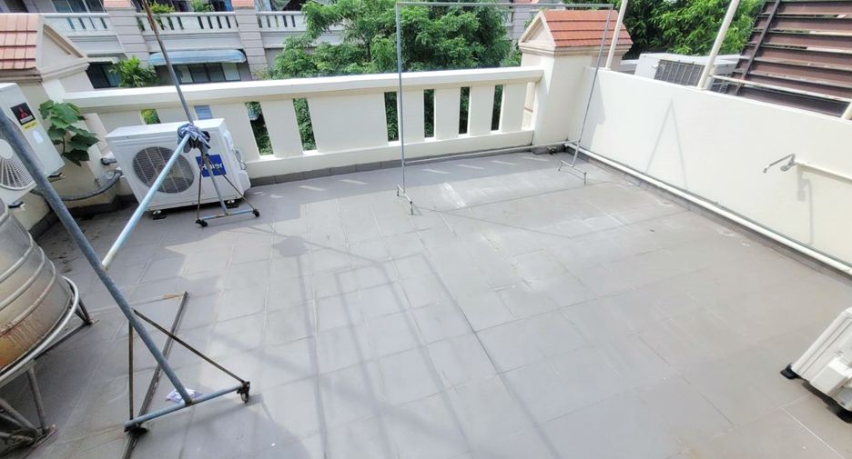 Casa adosada en alquiler de 3 habitaciones en Phra Khanong, Bangkok