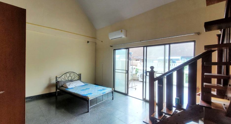 Casa adosada en alquiler de 3 habitaciones en Phra Khanong, Bangkok