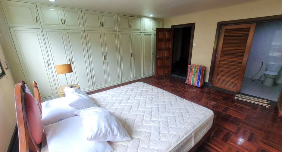 Casa adosada en alquiler de 3 habitaciones en Phra Khanong, Bangkok