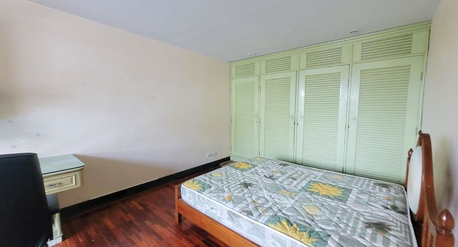 Casa adosada en alquiler de 3 habitaciones en Phra Khanong, Bangkok