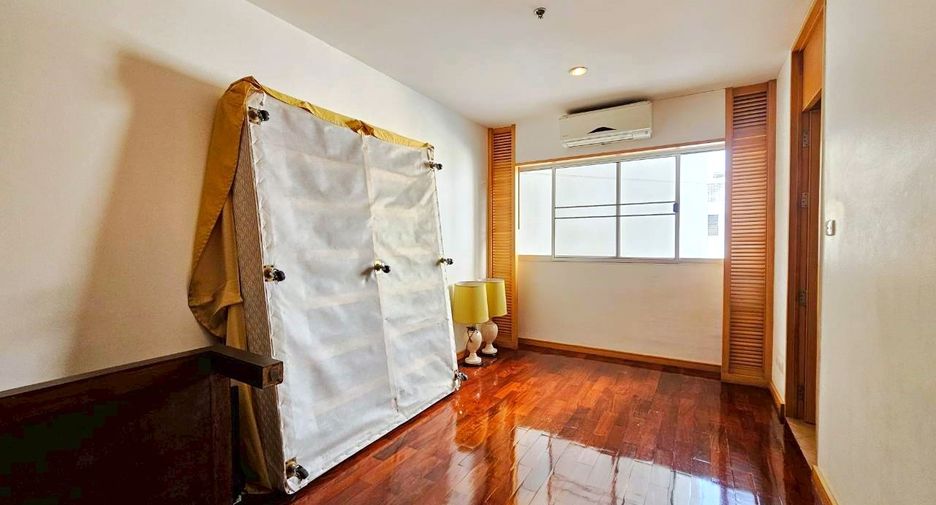 For rent 3 bedrooms condo in Sathon, Bangkok