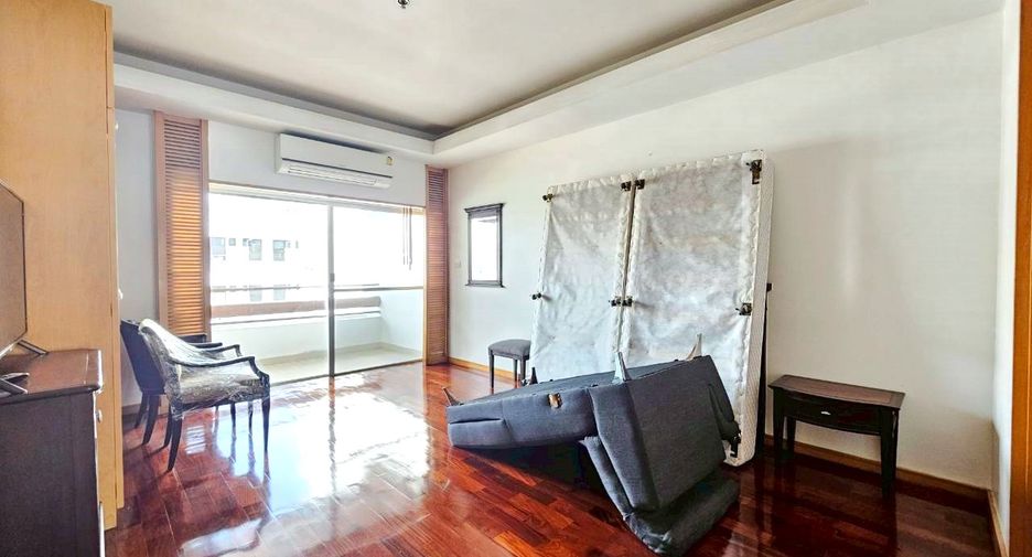 For rent 3 bedrooms condo in Sathon, Bangkok