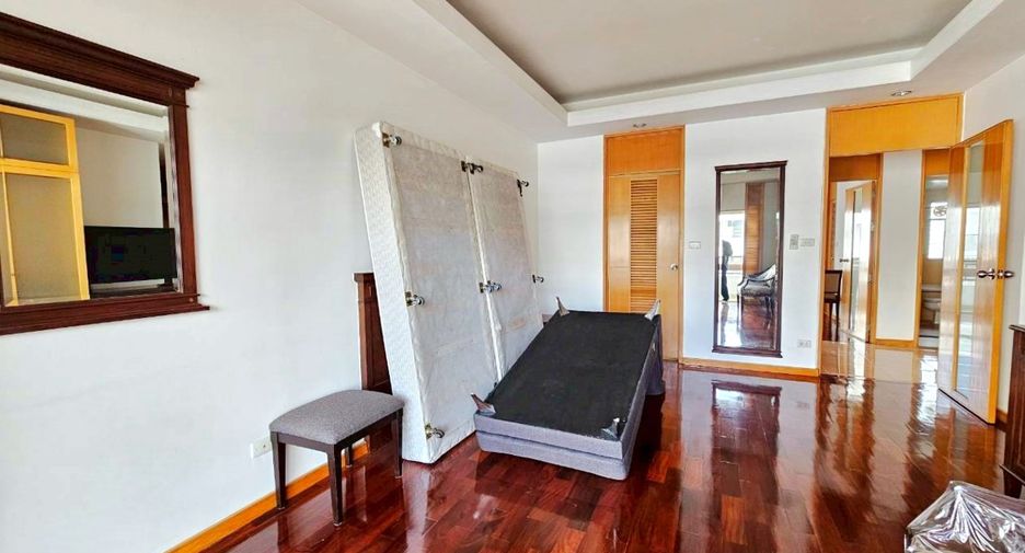 For rent 3 bedrooms condo in Sathon, Bangkok