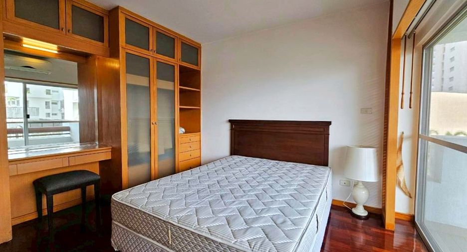 For rent 3 bedrooms condo in Sathon, Bangkok