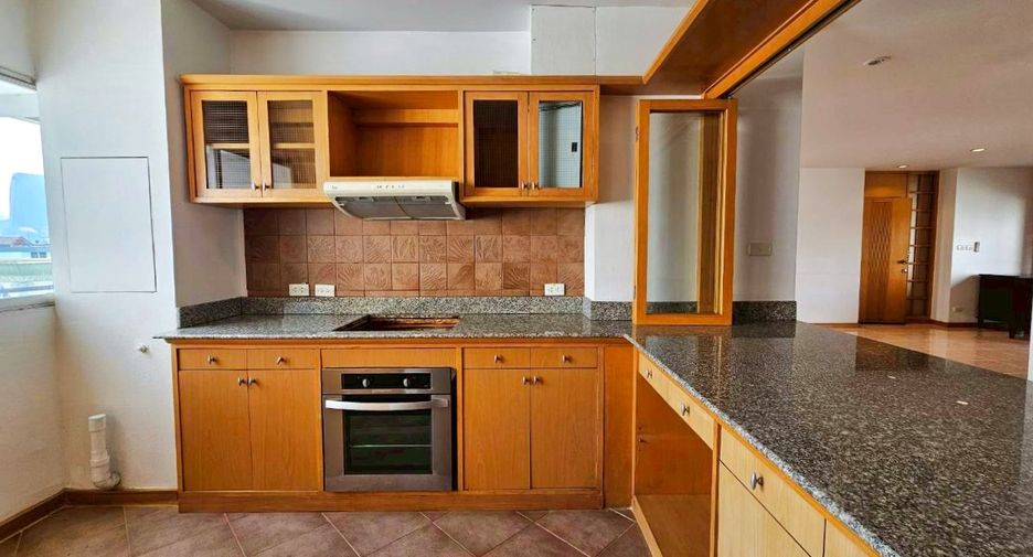 For rent 3 bedrooms condo in Sathon, Bangkok