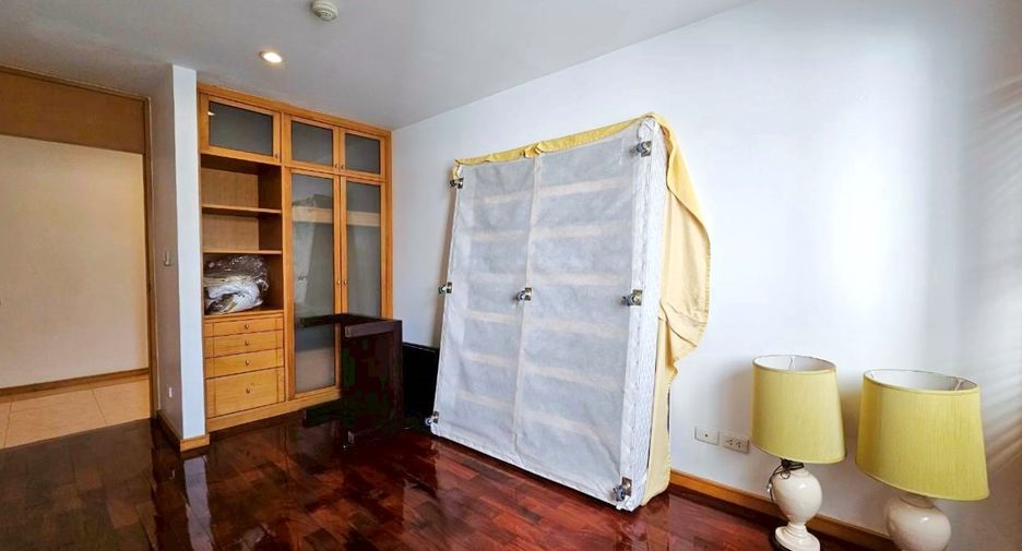 For rent 3 bedrooms condo in Sathon, Bangkok