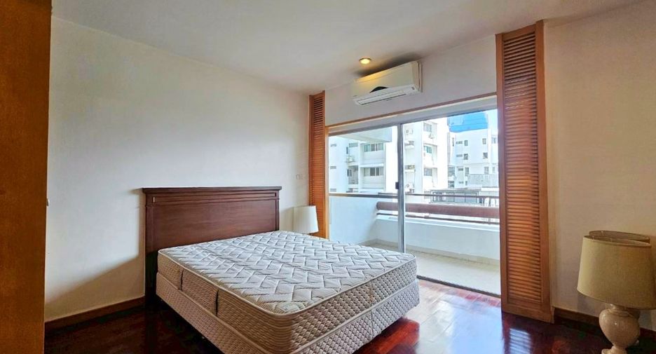For rent 3 bedrooms condo in Sathon, Bangkok