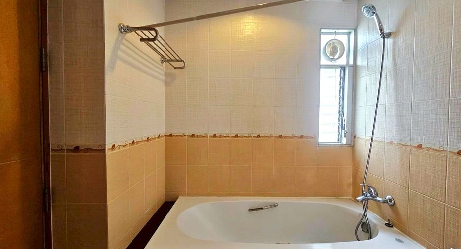 For rent 3 bedrooms condo in Sathon, Bangkok