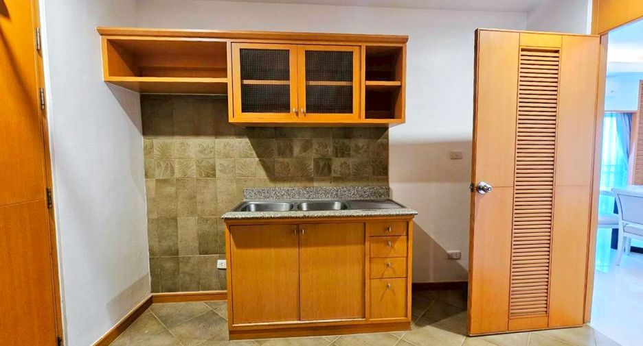 For rent 3 bedrooms condo in Sathon, Bangkok