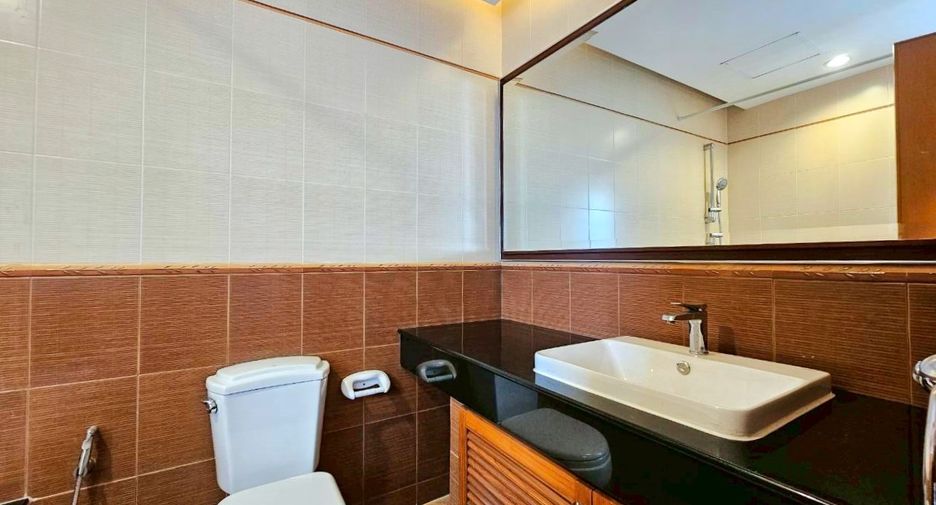 For rent 3 bedrooms condo in Sathon, Bangkok