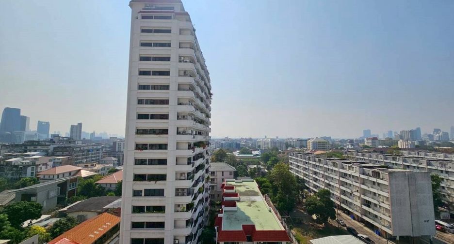 For rent 3 bedrooms condo in Sathon, Bangkok