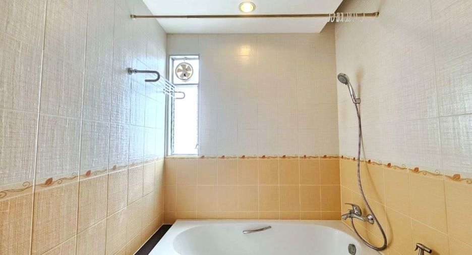 For rent 3 bedrooms condo in Sathon, Bangkok