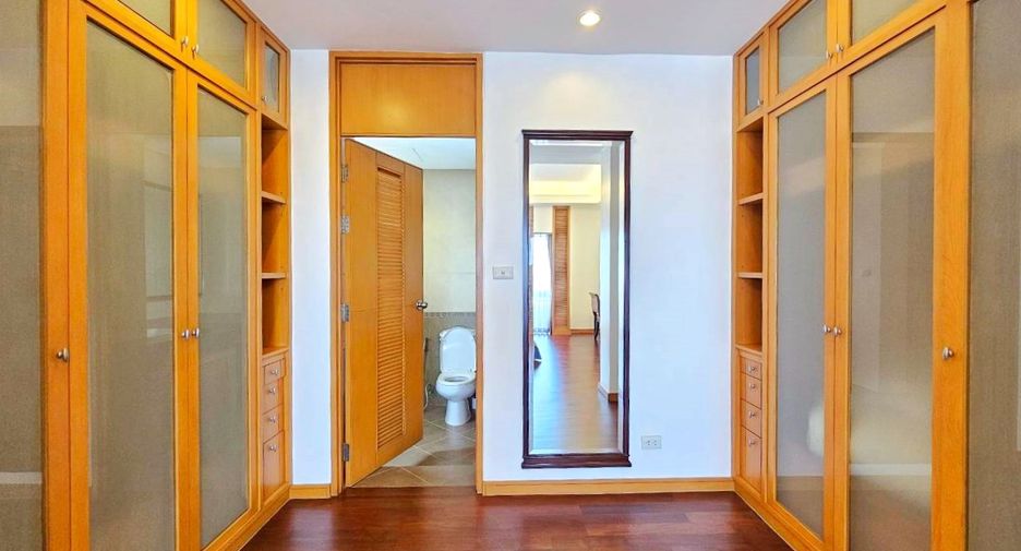 For rent 3 bedrooms condo in Sathon, Bangkok