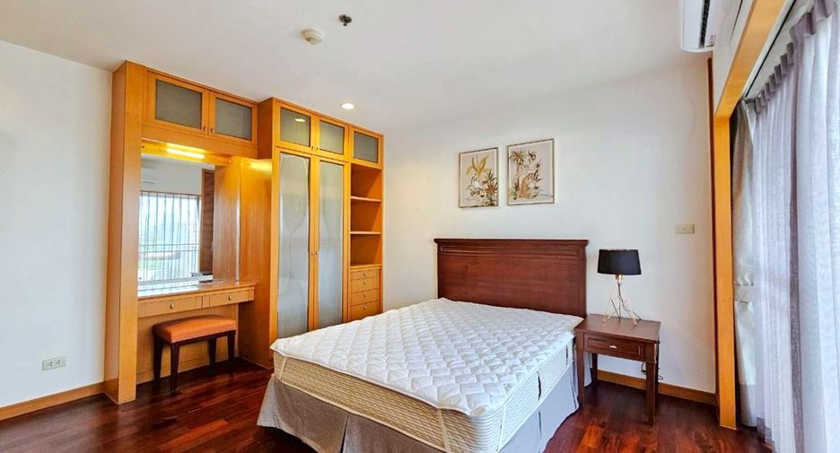 For rent 3 bedrooms condo in Sathon, Bangkok