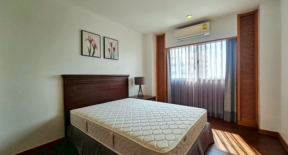 For rent 3 bedrooms condo in Sathon, Bangkok