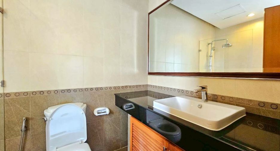 For rent 3 bedrooms condo in Sathon, Bangkok