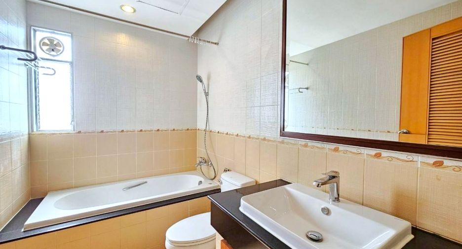 For rent 3 bedrooms condo in Sathon, Bangkok