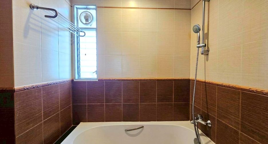 For rent 3 bedrooms condo in Sathon, Bangkok