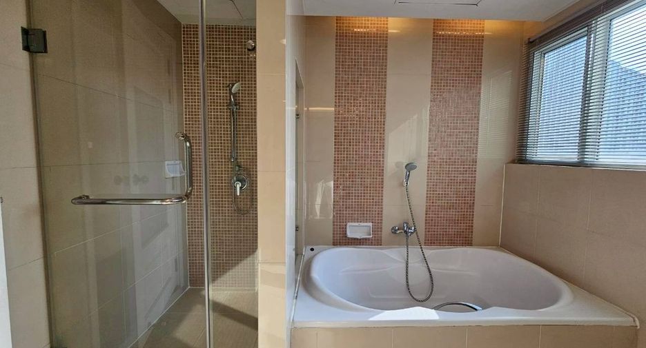 Condo en alquiler de 3 habitaciones en Khlong Toei, Bangkok