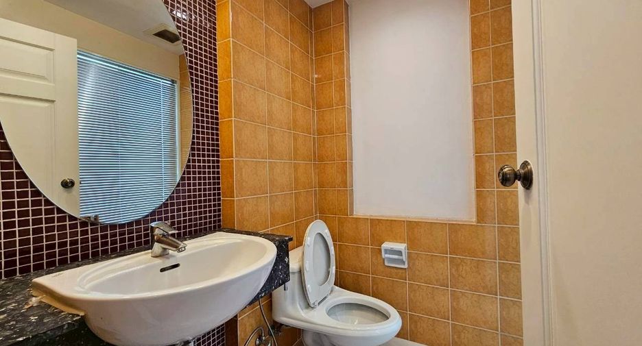 Condo en alquiler de 3 habitaciones en Khlong Toei, Bangkok