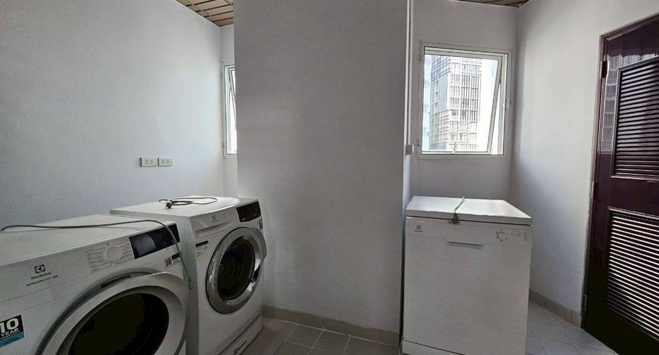 Condo en alquiler de 3 habitaciones en Khlong Toei, Bangkok