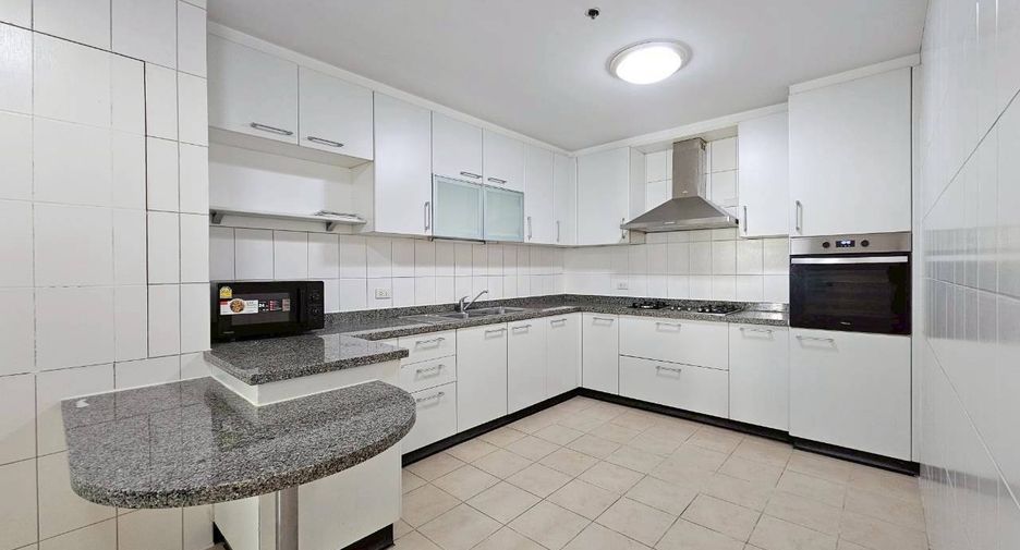 Condo en alquiler de 3 habitaciones en Khlong Toei, Bangkok
