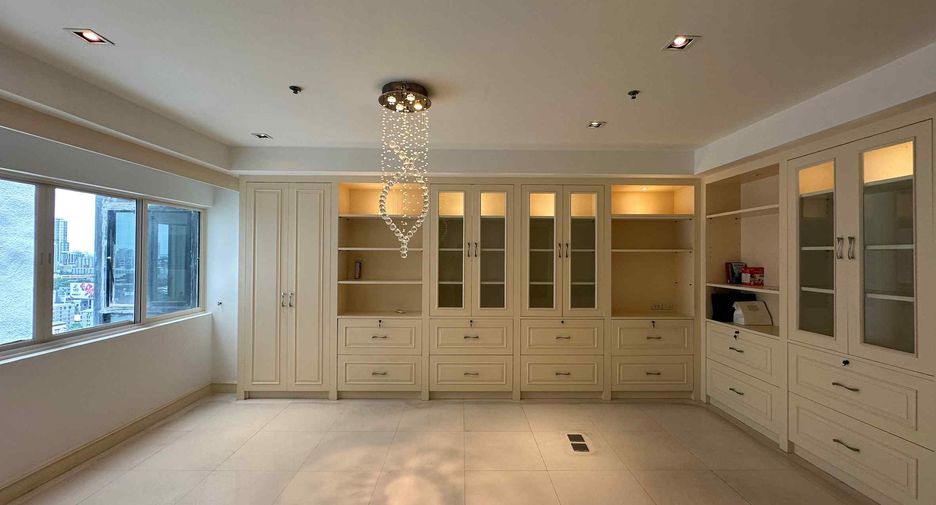 For rent 3 bedrooms condo in Watthana, Bangkok