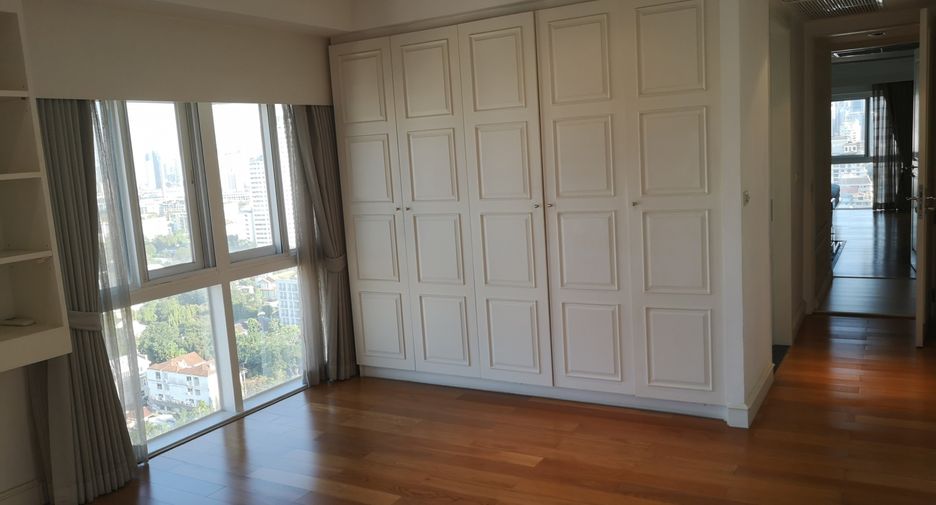 For rent 3 bedrooms condo in Watthana, Bangkok
