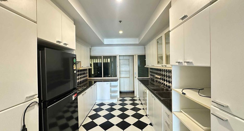 For rent 3 bedrooms condo in Watthana, Bangkok
